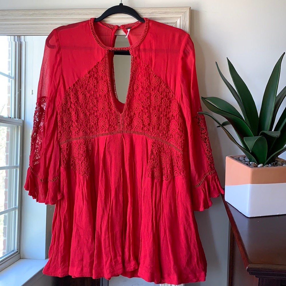 FREE PEOPLE red tunic top with crochet panels (size small) ✨